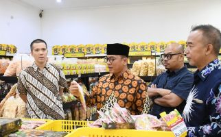 Kunjungi Toko Bandeng Juwana, Yandri Susanto: Makanan Nasional Bisa Go Internasional - JPNN.com
