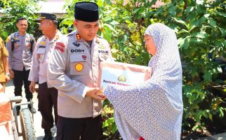 AKBP Dody Wirawijaya Berbagi Paket Sembako buat Masyarakat - JPNN.com