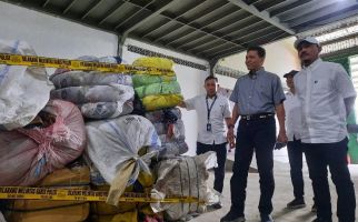 Ratusan Balpres Pakaian Bekas di Makassar Diamankan, Gudang Disegel, Pemilik Kabur - JPNN.com