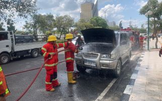 Mobil Chevrolet Tavera Tiba-Tiba Terbakar di Jalan Sudirman Pekanbaru, Lihat - JPNN.com