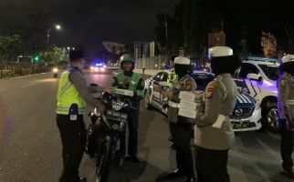Driver Ojol Semringah Dapat Sahur Gratis dari Satlantas Polresta Pekanbaru - JPNN.com