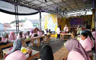 Srikandi Ganjar Banten Ajarkan Perempuan Milenial Membuat Kue Nastar - JPNN.com