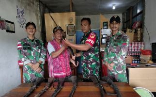 Masyarakat Adat di Perbatasan Indonesia-Malaysia Menyerahkan Senpi Ilegal kepada TNI - JPNN.com