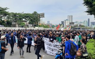 Ratusan Mahasiswa Demo Tolak UU Ciptaker di DPR, Begini Kondisinya - JPNN.com