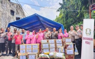 Polsek Pademangan Berikan Bantuan kepada Korban Kebakaran - JPNN.com