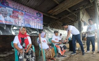 KST Dukung Ganjar Berikan Bantuan Untuk Ibu-Ibu Lansia di Karawang - JPNN.com