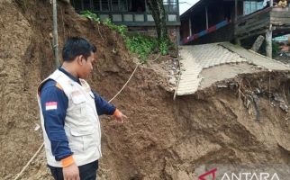 Belasan Rumah Rusak Diterjang Angin Puting Beliung dan Tanah Longsor di Muba - JPNN.com