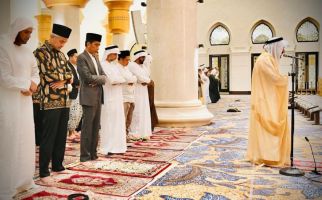 Jokowi dan Ganjar Tarawih Bareng di Masjid Syekh Al Zayed - JPNN.com