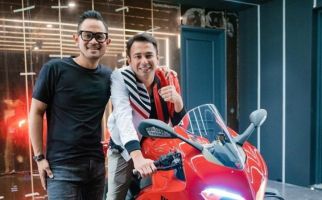 Raffi Ahmad Dapat Hadiah Motor Impian dari Gilang Juragan 99, Harganya Wow Banget - JPNN.com