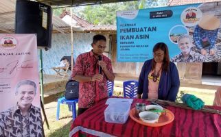 Mak Ganjar Adakan Pelatihan Pengolahan Ikan Asin Bareng Ibu-Ibu di Jepara - JPNN.com