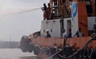 Kapal Bermuatan 40 Ton Beras Terbakar di Perairan Sungai Musi - JPNN.com