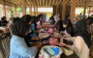 Srikandi Ganjar DIY Adakan Workshop Pembuatan Shibori Bareng Milenial - JPNN.com