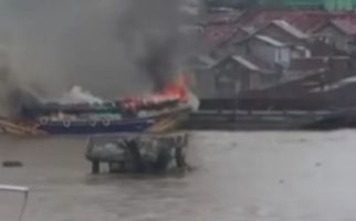 Kapal Angkut Puluhan Ton Beras Hangus Terbakar di Tengah Sungai - JPNN.com