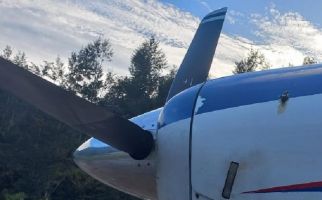 Pesawat Asian One Ditembak KKB, Lapangan Terbang Beoga Ditutup - JPNN.com