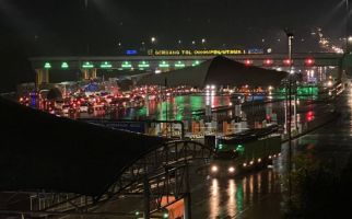 Volume Kendaraan di Gerbang Tol Cikampek Utama Mengalami Kenaikan - JPNN.com