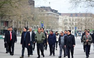 Lihat Tuh, Jokowi Jalan Santai di Jerman, Pengamanannya Seperti Ini - JPNN.com