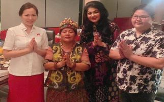 YouTuber Aleta Molly Mengadakan Pengobatan Ida Dayak Bersama Ketum Moeldoko Center - JPNN.com