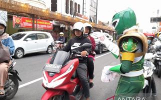 Power Rangers Hijau Terjun ke Jalan, Lihat Sesuatu di Tangannya - JPNN.com
