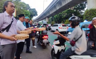 Berbagi di Bulan Ramadan, Ikadin Jaksel Bagikan 500 Nasi Kotak kepada Pemotor - JPNN.com