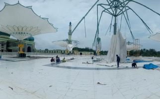 Gegara Payung Elektrik, Tak Ada Salat Idulfitri di Halaman Masjid An-Nur - JPNN.com