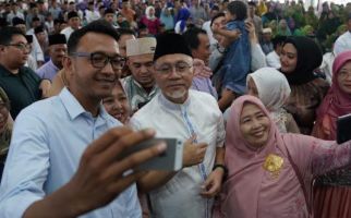 Mudik ke Lampung, Zulhas Bagi-Bagi Beasiswa - JPNN.com