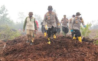 Irjen Iqbal Merasakan Sendiri Kesulitan Satuan Gabungan yang Memadamkan Titik Api di Dumai - JPNN.com