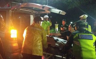 Polisi Membantu Evakuasi Pemudik yang Meninggal di Jalur Gentong Tasikmalaya - JPNN.com