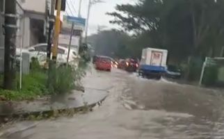 Hujan Lebat di Praya Lombok Tengah Akibatkan Jalan Raya Tergenang - JPNN.com