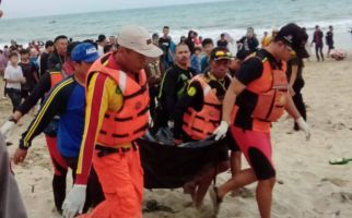 2 Wisatawan Terseret Ombak di Pantai Santolo Garut Ditemukan Tewas - JPNN.com