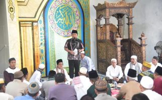 Herman Deru Awali Safari Jumat Setelah Lebaran di Masjid Al Hidayah Tuan Kentang - JPNN.com