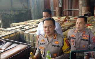 Polrestabes Palembang Gerebek Gudang Penimbunan BBM, Pemiliknya Diburu Polisi - JPNN.com