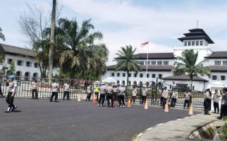 Buruh Belum Bergerak, 500 Polisi Sudah Bersiaga di Gedung Sate Bandung - JPNN.com