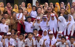 Irjen Iqbal dan Brigjen Dany Peringati Hardiknas Bersama Ratusan Siswa SD Riau - JPNN.com