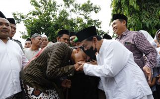 Ganjar Serukan Pendidikan Keagamaan Saat Sowan ke Ponpes Girikusumo Mranggen - JPNN.com