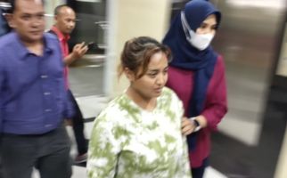 Penyerahan Tersangka Lina Mukherjee ke Kejaksaan Ditunda, Ini Penyebabnya - JPNN.com