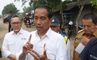 Gubernur Lampung Arinal Djunaidi Bertingkah Aneh saat Jokowi Bicara Jalan Rusak, Lihat - JPNN.com