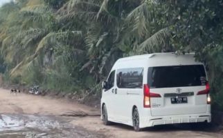 Mobil Erick Thohir & Pak Bas Tersangkut di Jalan Berlumpur di Lampung, Alamak - JPNN.com