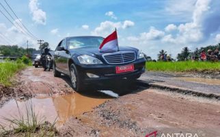 Aduh, Mobil Mewah Jokowi Berguncang Saat Melintasi Jalan di Lampung, Lihat Tuh - JPNN.com