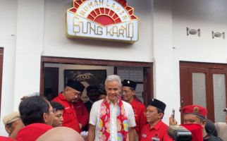 Ganjar Pranowo Kunjungi Rumah Bung Karno, Ada Siraman Air dari Sumur Jobong - JPNN.com