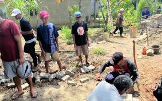 Tebar Kebaikan, Ganjar Milenial Center Perbaiki Jalan Rusak di Lebak - JPNN.com