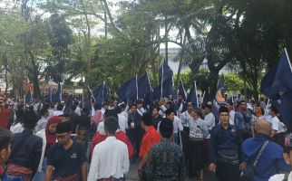 Ribuan Pendukung NasDem Birukan KPU Lombok Tengah saat Mendaftar - JPNN.com