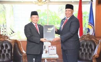 Terima SK Perpanjangan Jabatan Pj Gubernur Papua Barat, Waterpauw: Ayo Bangun Daerah - JPNN.com
