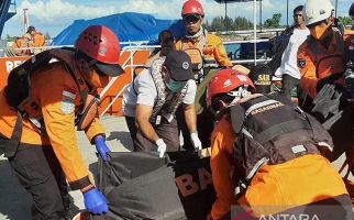 Basarnas Mengevakuasi WN Filipina yang Meninggal Dunia Akibat Kecelakaan Kerja di Kapal - JPNN.com