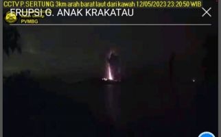 Malam-Malam Gunung Anak Krakatau Erupsi - JPNN.com