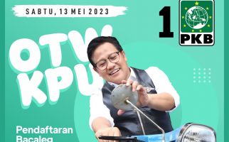 Pimpin Pendaftaran Bacaleg PKB, Gus Imin Naik Vespa ke KPU - JPNN.com