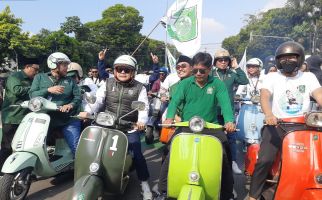 Tunggangi Vespa, Cak Imin Pimpin Rombongan PKB Daftarkan Bacaleg DPR RI ke KPU - JPNN.com