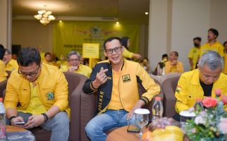 Jaro Ade: Golkar Berada di Persimpangan Antara Ideologi dan Kepentingan - JPNN.com
