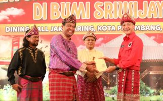 Ganjar Pranowo Resmi jadi Keluarga Kesultanan Palembang Darussalam - JPNN.com