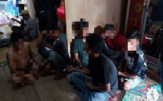 Sedang Asyik Berpesta Sabu-Sabu, 4 Pemuda Ini Ditangkap Polisi, Sebegini Barang Buktinya - JPNN.com