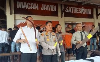 Saling Ejek di Medsos, Lalu Tawuran, Belasan Remaja Ditangkap, Senjatanya Mengerikan - JPNN.com